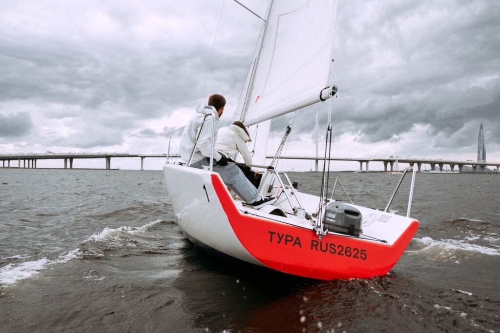 Roeien en zeilen bij Roermond, de verenigingen aan het water
