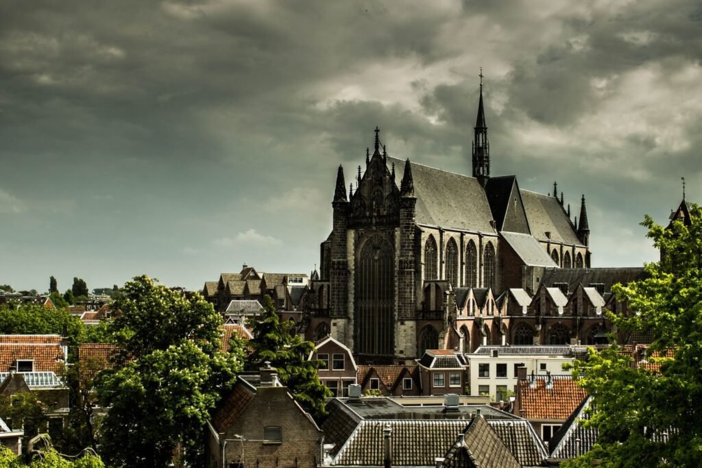 De Sint-Christoffelkathedraal, het gouden beeld van Roermond
