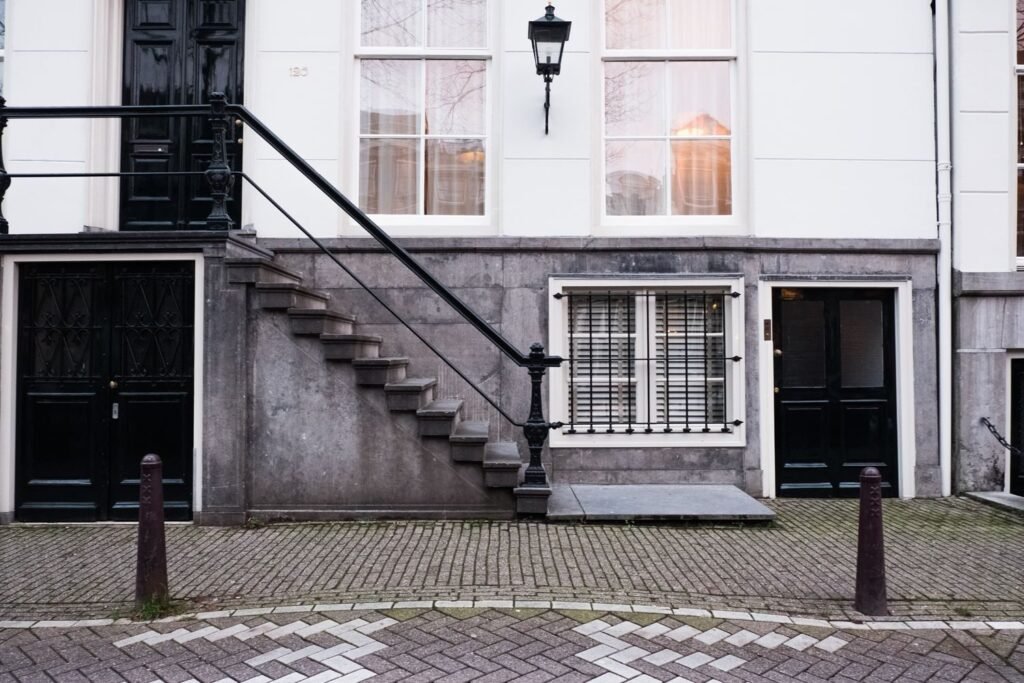 Het stadskantoor van Roermond, waarvoor je er terechtkunt