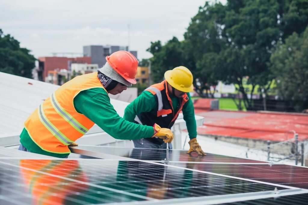 Zonnepanelen op een monument in de Roermondse binnenstad